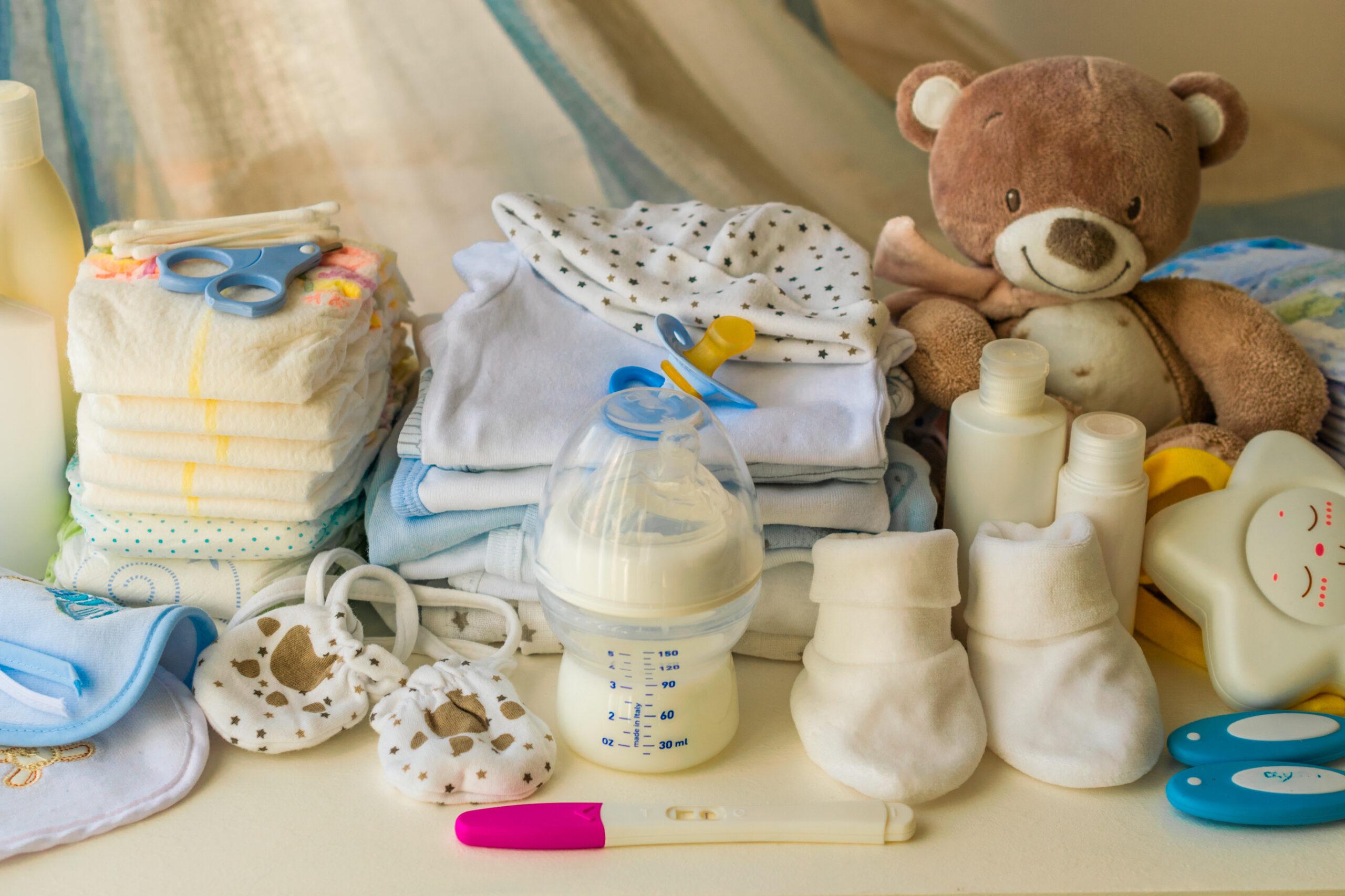 Детские вещи в дом ребенка. Принадлежности для новорожденного. Вещи для новорожденных. Нужные вещи для новорожденных. Приданное для новорожденного.